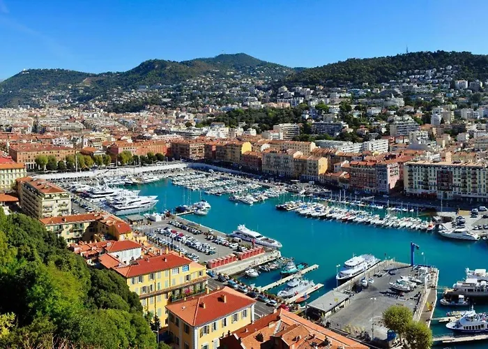 Plein Centre Appartement Climatise Et Spacieux Avec Grande Terrasse Sur Le Toit A Nice